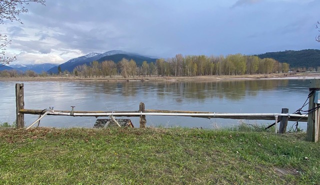 The River Retreat with WiFi in charming Plains. Located on the Clark Fork River