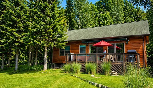 The River's Edge Hot Tub Wi-Fi Riverfront Pet Nature Relax Ski Stargaze Relax!
