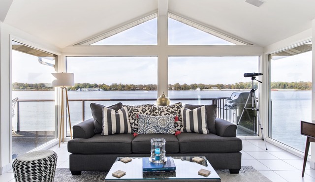 The River's Edge Oasis.Relax & unwind.Casual luxury close to downtown Lville