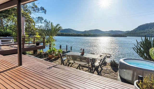 The River Shack - Breathtaking River Views, Waterfront House With hot tub