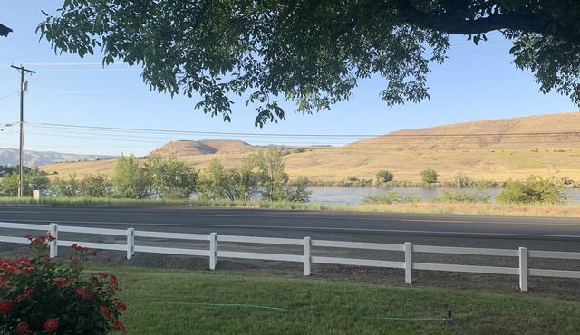 The River Shanty! Vintage Vibe! Expansive river view. Minutes from Town! Clean!