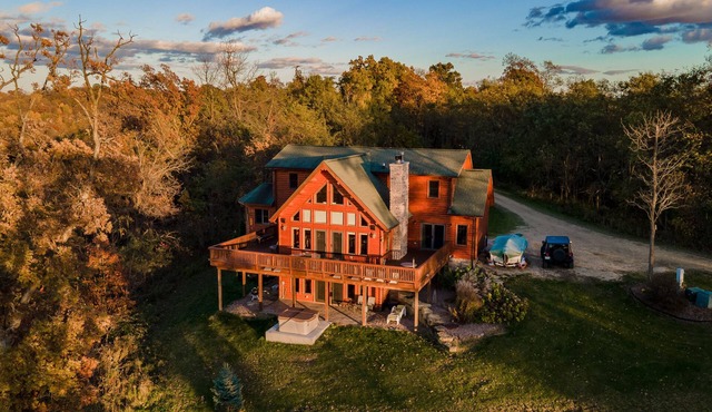 The River View Lodge Sun Set Views over Looking Mississippi River Romantic