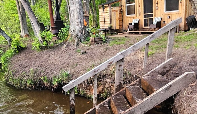 The Riverbend Retreat – Off-Grid Serenity on the Muskegon River