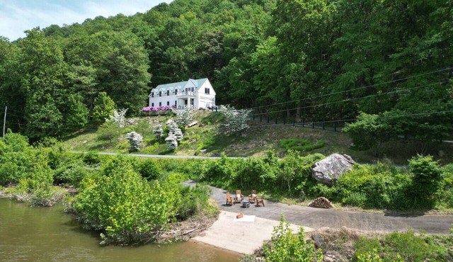 THE RIVERFRONT BOATHOUSE