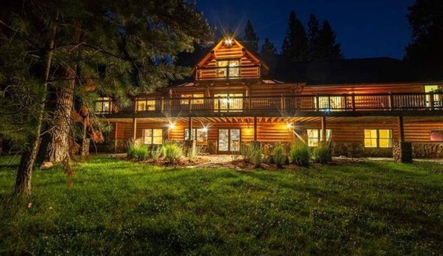 The Riverfront Lodge on the Blackfoot - Private beach!