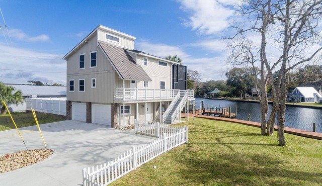 The RiverHouse at Old Homosassa - Waterfront Getaway with Huge Decks & Docking