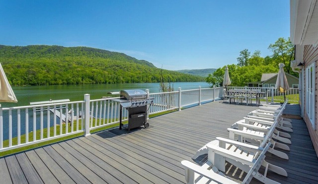 The Riverhouse | On The Water | Large Deck Space!