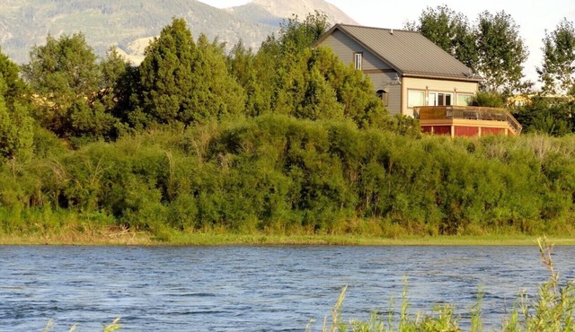 The Riverhouse on the Yellowstone - Cozy riverside home with hot tub!