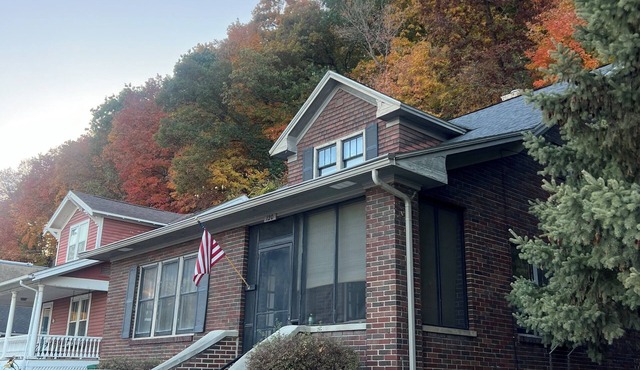The Riverside Brickhouse- 6 Bedrooms, 2 Bathroom, Riverviews, Grill, AC/Wifi