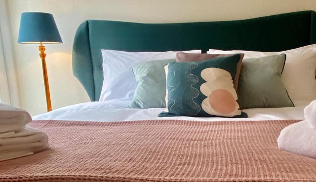 The Riverside Retreat - Central Frome