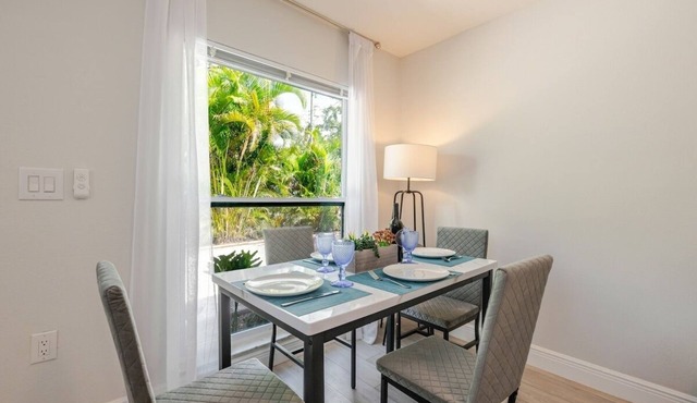The Roaring Palm - Light and Airy Oasis