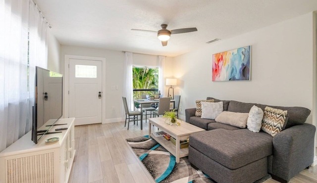 The Roaring Palm - Light and Airy Oasis