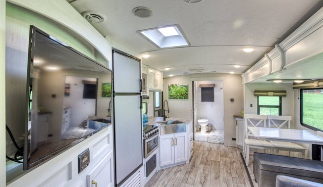 The Robin · Quiet · Views · King Bed · Near Trails · WiFi · SmartTV · Weekly -5%