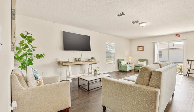 The Robin’s Nest – 3 BDR 15 Min to Downtown!