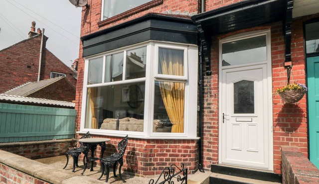 THE ROBINS, pet friendly, country holiday cottage in Filey