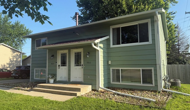 The Rochester Rambler - Upstairs of Duplex!