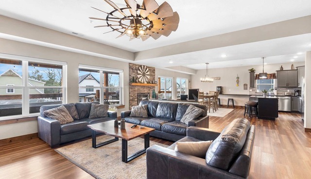 The Rock at Branson Cove – 5 BDR on Table Rock!