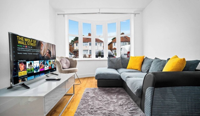 "The Rock" Elegant 4 Bedroom House, perfect for families close to NEC & BHX