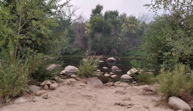 The Rock House: Cozy cabin right on the river!