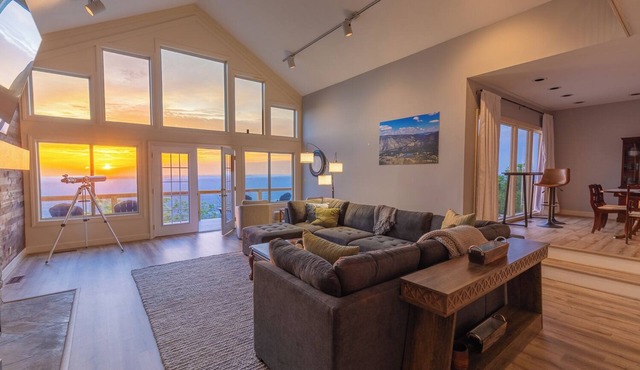 The Rock House - Incredible views, dreamy, and spacious with 3 lofts and library