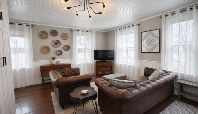 The Rock House- The coziest Pella cottage retreat w/firepit