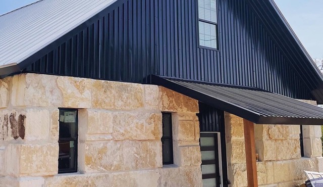 The Rock Stack: Ruggedly luxurious 3 bedroom, 3 bathroom on the Llano River