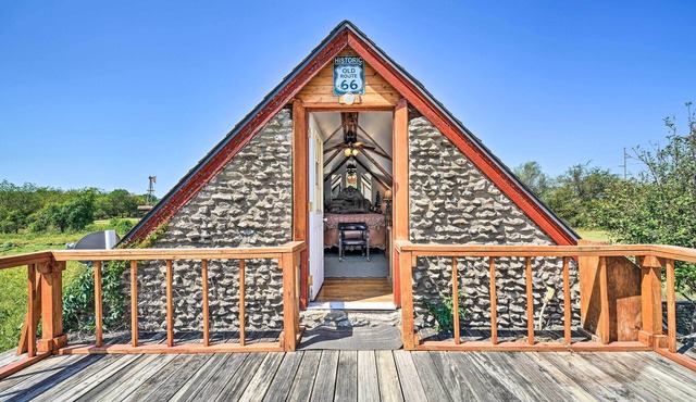 'The Rockhouse Cottage' with Deck on Tulsa Farm!