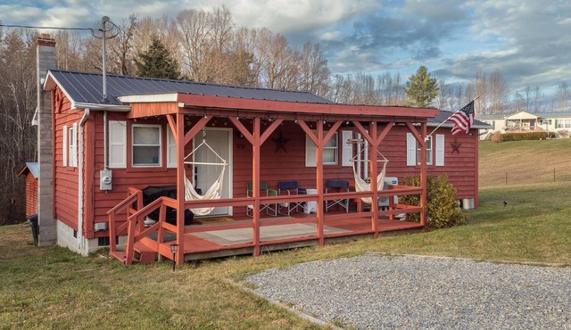 The Rocky Mount: Cozy cabin atop The New River Gorge