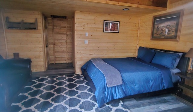 The Rocky Mountain Mountain Cabin: Charming 2-bedroom cabin in Apple Valley
