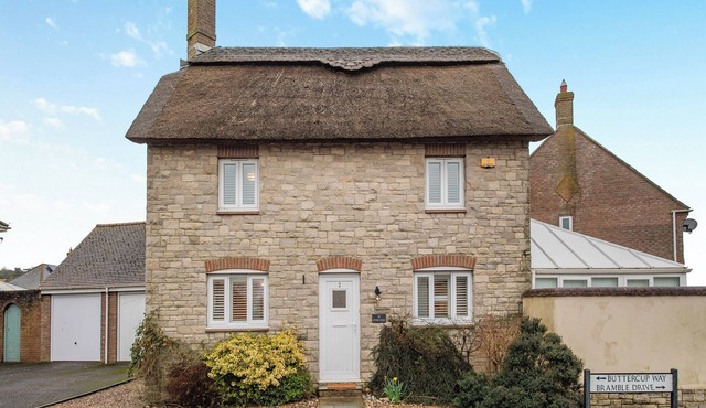 The Roddy House is a charming three-bedroom thatched cottage in West Bay.