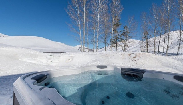 The Rodeo Cabin on 5 Acres | Hot Tub, Peloton Bike, and Pet-Friendly!