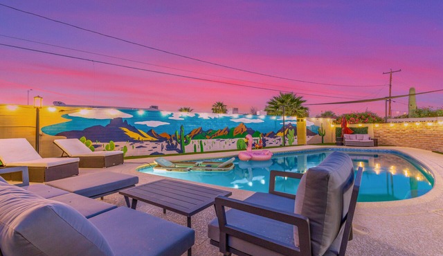 The Rody - Mins to Old Town with Heated Pool, Games, Fast Wifi and More.