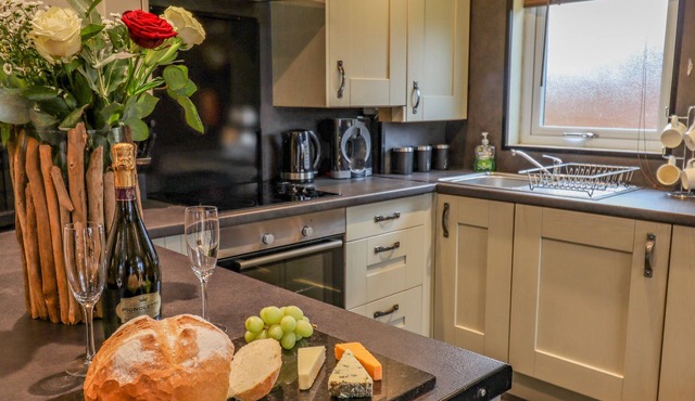 THE ROE, pet friendly, with hot tub in St Asaph