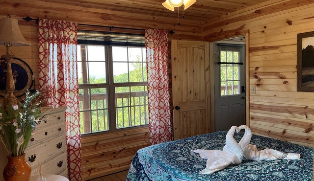 The Romantic LOVE NEST mountain Log Cabin w/Lake view-5 minutes from the beach!
