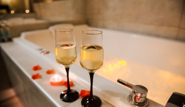 The Romantic Suite with Jacuzzi