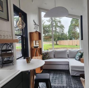 The Roost at Hidden Owl Farmstead - Luxury 1 Bdrm Cottage near Wineries and Lake