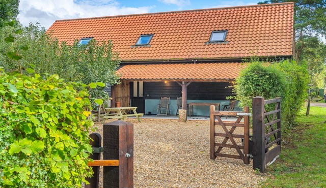 The Roost - Beautiful Apartment, Stunning Rural Views, 2 Bedrooms, Sleeps 5