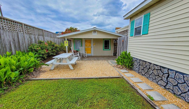 The Roost - Cozy Beach Bungalow near Nightlife!