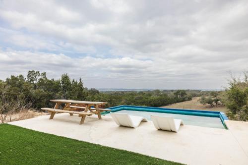 The Roost Farmhaus on 20 acres, hill country view, firepit, swimming hole