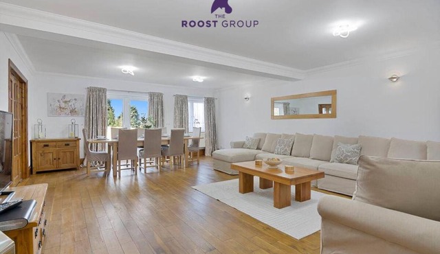 The Roost Group - 8-Bed Home - Hot Tub WiFi Parking
