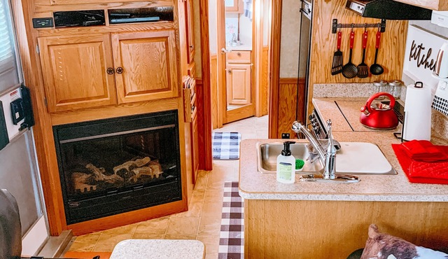 The Roost - LQ Horse Trailer - Farm Stay Petting Zoo Experience -5 mins off I-95