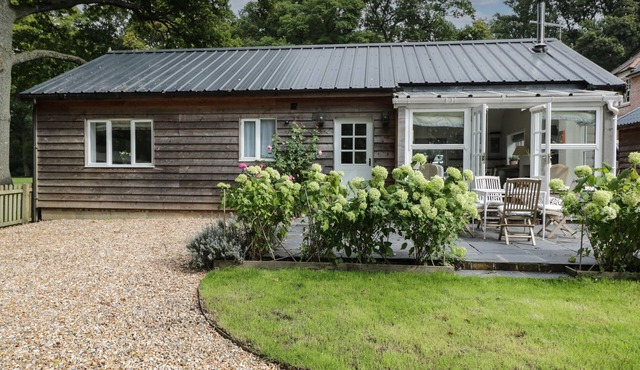THE ROOST, pet friendly, character holiday cottage in Alresford