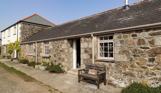 THE ROOST, pet friendly, luxury holiday cottage in Porthallow