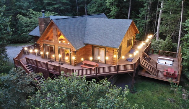 THE ROOST - Secluded Log Cabin, Hot Tub, Pool Table, Only 13 Miles from Downtown
