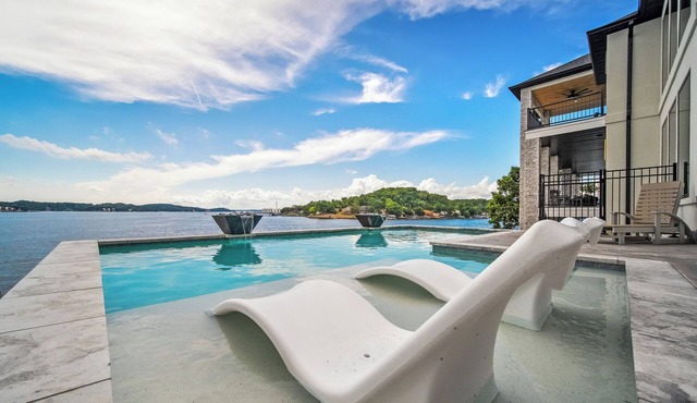 The Rosco! Main Channel! Private Pool, Spa, Mini Golf, Gm Rm! Sleeps 32!