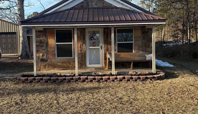 The Rose Creek Cottage, at base of Petit Jean Mountain sleeps 4