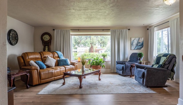 The Rose House: Spacious Retreat w/Fire Pit Deck/near expo & Airport/Sleeps 8