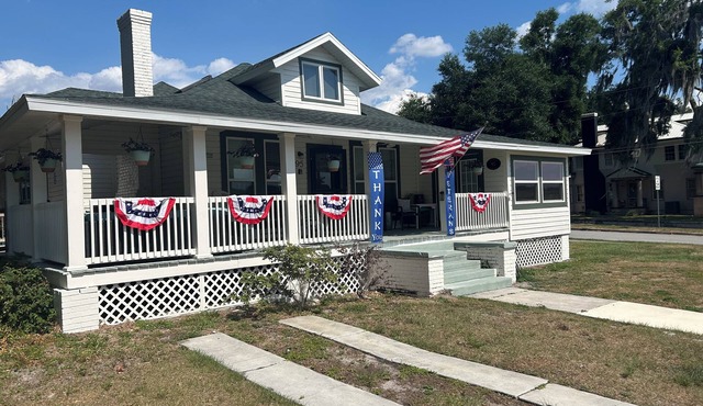 The Rose on Lakeside nMount Dora-Umatillan4 Bedrooms n2 1/2 bathrooms nSleeps 10