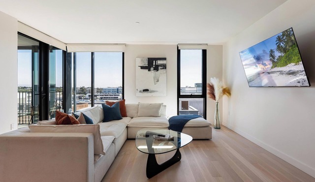 The Rose Quartz' Rooftop Pool, Luxury 2BR 2BA Santa Monica Beach, Walk To Pier
