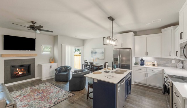 The Rose Retreat - Walk to the Broken Arrow Rose District